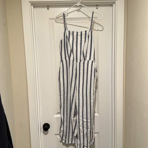 Old navy jumpsuit. Great condition. Worn once. - Picture 2 of 2